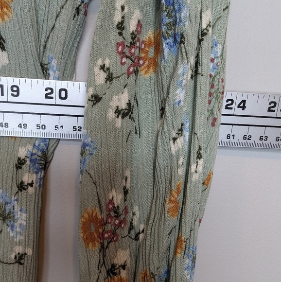 a.n.a. Long Sleeve Sage Green Floral Print V Neck Flowy Top Blouse XS Women - Picture 5 of 9